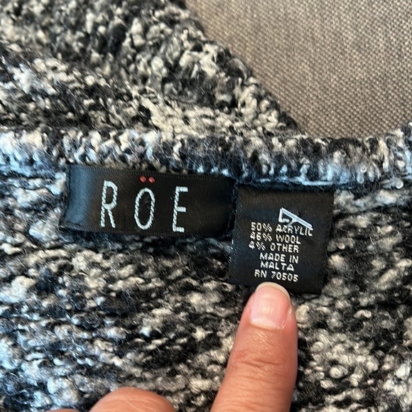 ROE SIZE LARGE Made with 45% wool. Substantial sweater with v neck - Picture 3 of 3